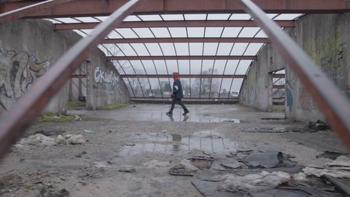 Vorschau Bild von Filmstill 1: Nasir, ein junger Pakistani, auf dem
Dach der berüchtigten Altenheim-Ruine in Bihac. Sein Zuhause.
