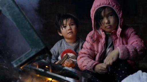Vorschau Bild von Filmstill 2: Afghanische Flüchtlingskinder, die an
einem Feuer in einer Ruine sitzen