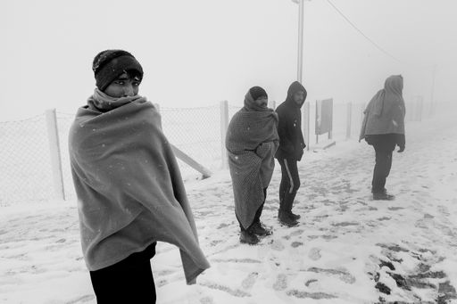 Vorschau Bild von Flüchtlinge im Winter vor dem abgebrannten Camp Lipa