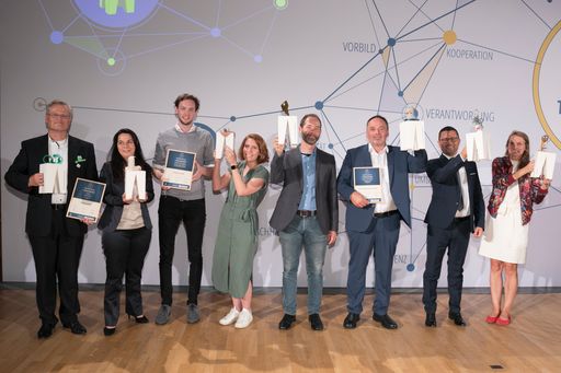  Die glücklichen Gewinner des TRIGOS 2021 -
v.l.n.r.: Ehrenpreisträger Reinhard Schneider von Werner & Mertz,
Maria Bödecker von Reinsaat, Georg Strasser und Stefanie Krenn von
Too Good To Go, Martin van Berkum von EVVA Sicherheitstechnologie,
Helmut Reckziegel von Greiner Packaging International, Günter
Redhammer von Fill und Marissa Florian von plasticpreneur.