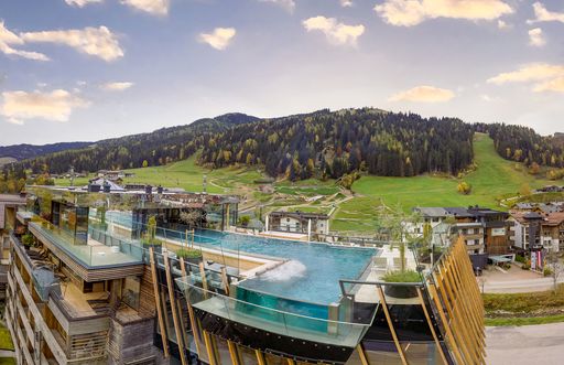 4****S-Hotel Salzburger Hof Leogang startet mit
spektakulärem Wellness-Himmel wieder durch. Der einzigartige
Wellnessbereich mit 20 Meter langem Infinitypool am DACH wurde
klimaneutral errichtet und betrieben.