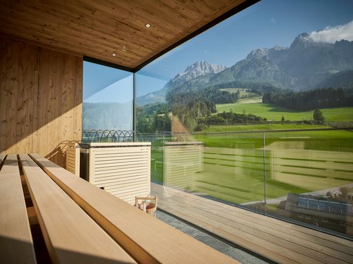 Vorschau Bild von Auf zwei neuen Ebenen entstand im 4****S-Hotel
Salzburger Hof Leogang ein Wellnessbereich mit zwei Panoramasaunen,
einem Sanarium®, Infrarotliegen, einer Panoramadusche, neuen
Behandlungs- und Ruheräume, einem Bewegungsraum und einem 20 Meter
langen Infinitypool auf dem Dach mit herrlichem Blick auf die
beeindruckenden Leoganger Steinberge.