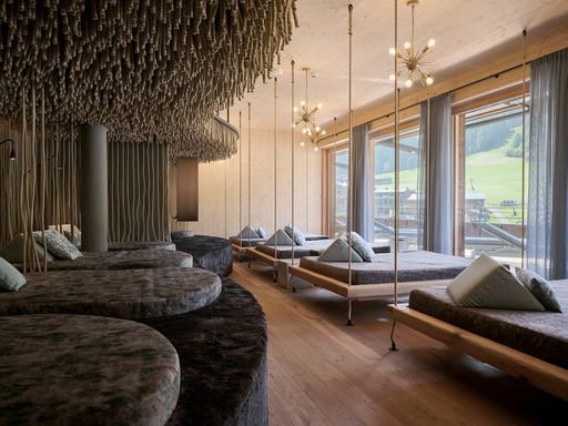 Vorschau Bild von Der neue Spa-Bereich im 4****S-Hotel Salzburger Hof
Leogang in erdigen Farben wurde von KLAFS mit viel Holz- und
Naturmaterialien sowie CO2-neutral realisiert. Eine
Photovoltaikanlage, Wärmetauscher und eine Hackschnitzelanlage
betreiben die Anlage klimaneutral.
