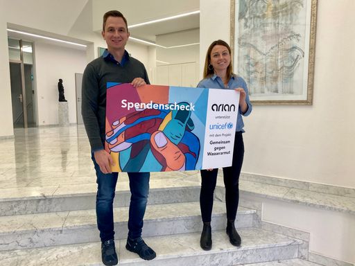 vlnr.: Michael Polanz (Legal Counsel) und Julia
Kollegger (Geschäftsführung) von ARIAN präsentieren den
Spendenscheck an UNICEF Österreich
