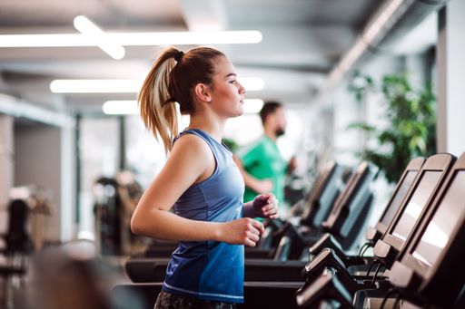  A portrait of a beautiful young girl or woman doing
cardio workout in a gym.