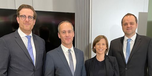 Philip Franck, Dr. Philipp Faber, Dr. Saskia Hohe, Dr. Robert
Ellenbeck (v. links) / zeb erweitert Führungsriege und beruft vier
neue Partnerinnen und Partner / Weiterer Text über ots und
www.presseportal.de/nr/119614 / Die Verwendung dieses Bildes ist für
redaktionelle Zwecke unter Beachtung ggf. genannter
Nutzungsbedingungen honorarfrei. Veröffentlichung bitte mit
Bildrechte-Hinweis.