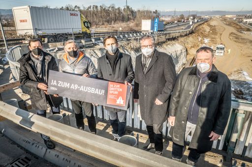 Fordern von Ministerin Leonore Gewessler ein Ende
der „ideologisch motivierten verkehrspolitischen Geisterfahrt“:
Nationalrat Ernst Gödl, WKO Steiermark Präsident Josef Herk,
Nationalrat Joachim Schnabel, WKO Steiermark Direktor Karl-Heinz
Dernoscheg und Franz Glanz, Geschäftsführer des Cargo Centers (v.l.)