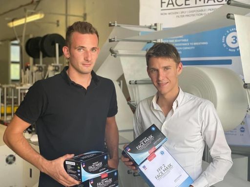  Geschäftsführer Dominik Holzner (rechts) lässt
bereits auf Hochtouren produzieren