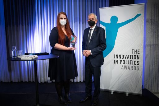  Co-Direktorin von kood/Jõhvi und Gewinnerin der
Kategorie Bildung, Karin Künnapas nahm die Auszeichnung aus den
Händen des österreichischen Bundespräsidenten Alexander Van der
Bellen entgegen