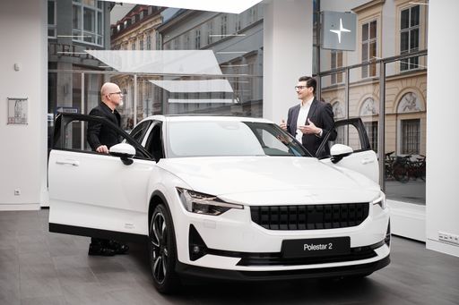 Michael Schwaiger, Chief Commercial Officer der
Santander Consumer Bank und Thomas Hörmann, Managing Director
Polestar Austria, im Polestar Space Vienna.
