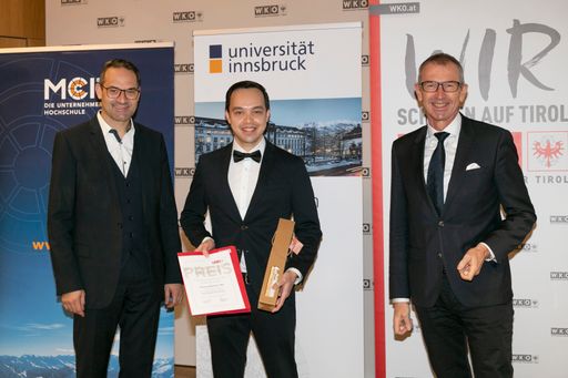 Die Verleihung des WKT Wissenschaftspreises. Von
links nach rechts: WK Präsident Christoph Walser, MCI Absolvent
Thomas Margreiter und MCI Rektor Andreas Altmann. (c)DieFotografen