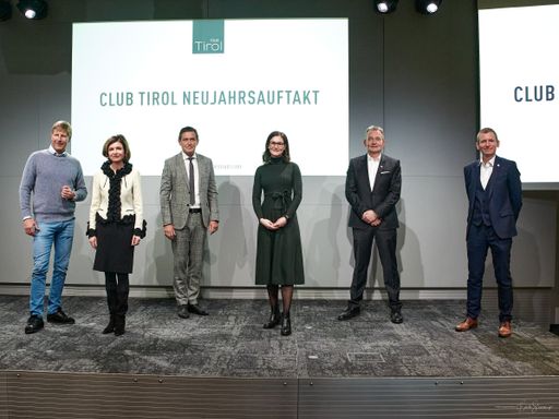 v.l.: Julian Hadschieff, Präsident Club Tirol
Renate Danler, Vizepräsidentin des Club Tirol Peter Hanke,
amtsführender Stadtrat Wien Victoria Spötl, Young Leaders
Vertreterin des Club Tirol und Moderatorin des Abends und die A1
Gastgeber Marcus Grausam, A1 CEO und Martin Resel, A1 Chief Customer
Officer Enterprise