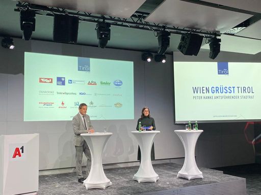 Vorschau Bild von Keynote-Speaker Peter Hanke (Amtsführender Stadtrat
für Finanzen, Wirtschaft, Arbeit, Internationales und Wiener
Stadtwerke) mit Moderatorin Victoria Spötl