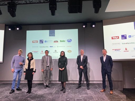 Vorschau Bild von v.l.: Julian Hadschieff, Präsident Club Tirol
Renate Danler, Vizepräsidentin des Club Tirol Peter Hanke,
amtsführender Stadtrat Wien Victoria Spötl, Young Leaders
Vertreterin des Club Tirol und Moderatorin des Abends und die A1
Gastgeber Marcus Grausam, A1 CEO und Martin Resel, A1 Chief Customer
Officer Enterprise