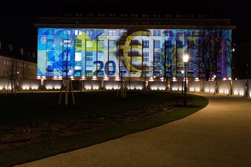 Europas gemeinsame Währung feiert 20. Geburtstag
Illuminierung des OeNB-Hauptgebäudes anlässlich des
20-Jahr-Jubiläums der Euro-Bargeldeinführung
