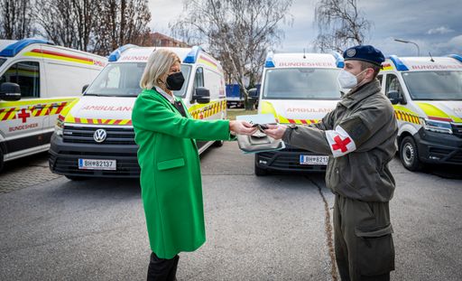 Übergabe Notarztwagen