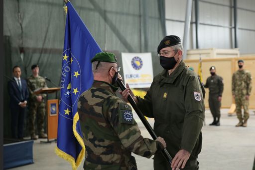 Der Kommandant aller EU-Operationen, General Brice
Houdet übergibt das Kommando der EUFOR-Truppe an Generalmajor Anton
Wessely.