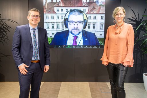 https://www.apa-fotoservice.at/galerie/27739 Im Bild v.l.n.r.:
Dr. Andreas Bracher, Medical Affairs Lead Oncology, MSD Österreich;
Dr. Thomas CZYPIONKA, Health Economics and Health Policy Head of
Research Group, Sprecher für Gesundheit; Prim.Priv.Doz.Dr. Birgit
Grünberger, Abteilungsvorstand Abteilung für Innere Medizin,
Hämatologie und intern. Onkologie
