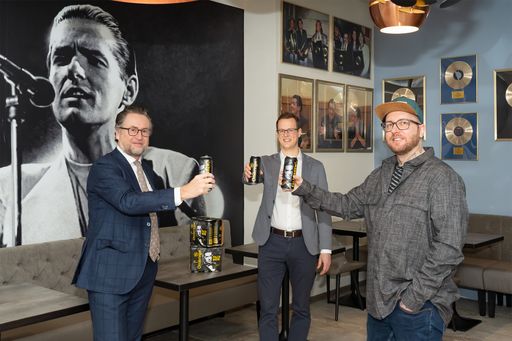  Im „Falco’s Restaurant“ stoßen Harald Mayer,
Geschäftsführer der Ottakringer Brauerei GmbH, Dr. Georg Riedl,
Vorstand der Falco Privatstiftung und Max Lepschi, Manager Business
Development der Sony Music Entertainment Austria GmbH mit dem FALCO
BREW auf den bevorstehenden 65. Geburtstag von Falco an.
