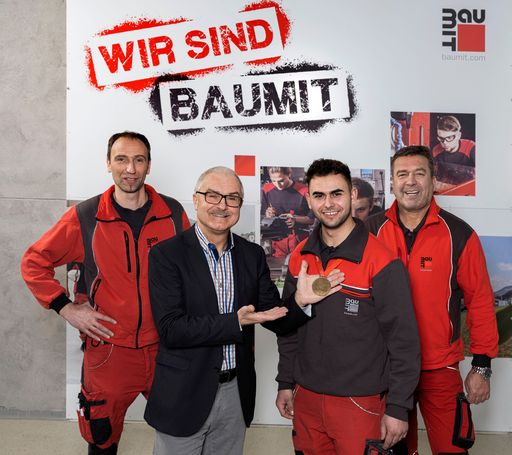 Gabriel Asavoaei (2. von rechts), seit Sonntag
24.1. frisch gebackener Berufsstaatsmeister in der Isoliertechnik,
hat Baumit grandios bei den AustrianSkills 2021 in Salzburg
vertreten und ist damit für die internationalen Berufswettbewerbe
WorldSkills Shanghai 2022 nominiert. Mit ihm freuen sich (von
links): Manfred Postl, Baumit Ausbilder / Manfred Tisch,
Geschäftsführer Baumit GmbH und Christian Beisteiner (rechts),
Ausbilder Wärme-Kälte-Schall- und Brandschutztechnik.