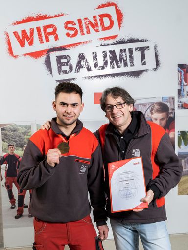 Vorschau Bild von Gabriel Asavoaei (links), frisch gebackener
Berufsstaatsmeister in der Isoliertechnik, hat Baumit grandios bei
den AustrianSkills 2021 in Salzburg vertreten und ist damit für die
internationalen Berufswettbewerbe WorldSkills Shanghai 2022
nominiert. Mit ihm freut sich Baumit Lehrlingsbeauftragter Karl
Postl.