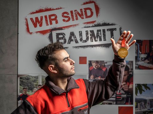 Vorschau Bild von Gabriel Asavoaei, frisch gebackener
Berufsstaatsmeister in der Isoliertechnik, hat Baumit grandios bei
den AustrianSkills 2021 in Salzburg vertreten.