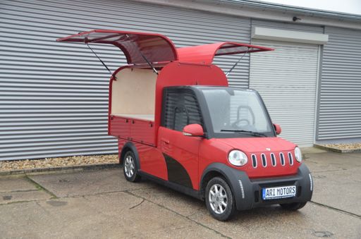  ARI Motors erweitert sein Angebot an elektrischen
Nutzfahrzeugen um zwei Gastro-Mobile: das Lastentrike ARI 345 Food
Truck und den Kleintransporter ARI 458 Food Truck (Bild).