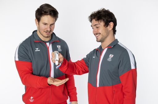 Die Rodel-Doppelsitzer Thomas Steu und Lorenz
Koller mit Händedesinfektionsgel von Hagleitner (von links)