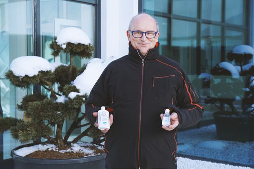 Vorschau Bild von Hygieneunternehmer Hans Georg Hagleitner spendiert
Händedesinfektionslösung und Händedesinfektionsgel aus eigener
Produktion