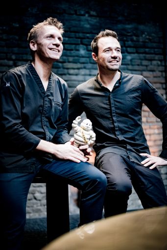  Andreas Senn (links) mit seinem Küchenchef
Christian Geisler und dem Michelin Männchen.