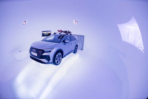 Vorschau Bild von Ein besonderes Highlight findet sich im dritten
Iglu. Auf einem Eisbogen thront der neue Audi Q4 e-tron, der
zukunftsweisend die spannende Welt der Elektromobilität verkörpert.
Der Audi Q4 e-tron steht ebenso wie das Kitzsteinhorn für
Innovationsgeist und höchste Qualitätsstandards verbunden mit einem
nachhaltigen Umgang mit wertvollen Ressourcen.