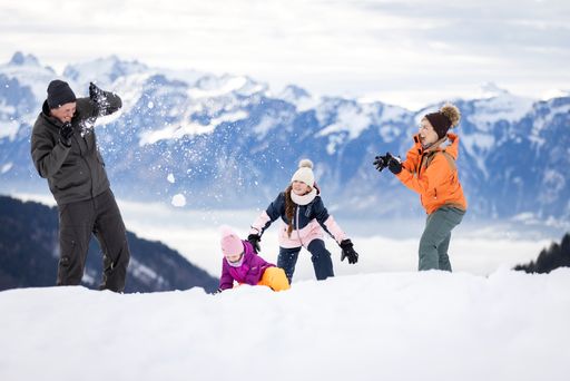 Sie sehen eine Familie, die gerade viel Spaß bei
einer Schneeballschlacht hat. JUFA Hotels bietet erholsamen
Familienurlaub und einen unvergesslichen Winter- und Wanderurlaub.