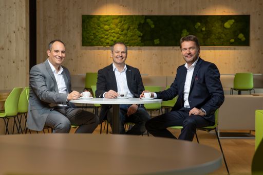  Windhager Kooperation mit M-Tec Foto: Neumayr/Leo
20.01.2022 Windhager Geschäfstführer M-Tec Roman Seitweger, Peter
Huemer, Windhager Geschäftsführer Stefan Gubi