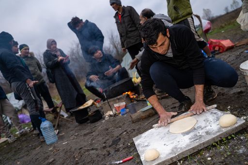 Vorschau Bild von "Das Moria vor Österreichs Haustüre": Noch immer
kämpfen Menschen in Bosnien ums Überleben, meist von der kroatischen
Polizei mit Gewalt in das Nicht-EU-Land zurückgeschoben.
Helfer:innen wie die bosnische Ute Bock Mama Zemira versorgen sie
täglich dank Spenden von SOS Balkanroute.