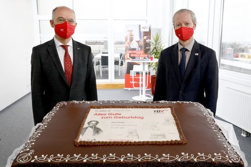 TÜV AUSTRIA CFO Christoph Wenninger und CEO Stefan
Haas ehren den Gründer des heutigen TÜV AUSTRIA, den Wiener
Ehrenbürger und TU Wien Professor Adam Freiherr von Burg, mit einer
besonderen Sachertorte anlässlich seines 225. Geburtstages am 28.
Jänner, dem offiziellen Start in das Jubiläumsjahr #TÜVAUSTRIA150.