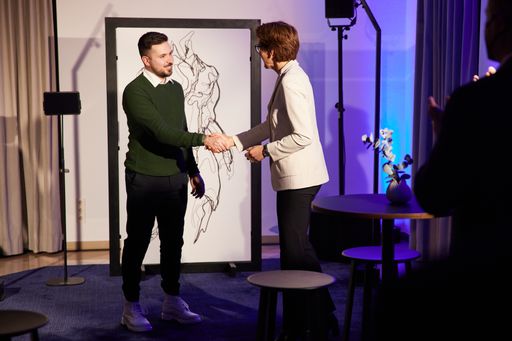 Vorschau Bild von Übergabe von Martin Tardy an die BMW AG vertreten
durch Ilka Horstmeier