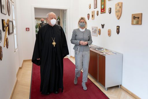 Rossauer Kaserne, Wien, Österreich...Orthodoxer
Militärseelsorger Alexander Lapin bei Ministerin Tanner