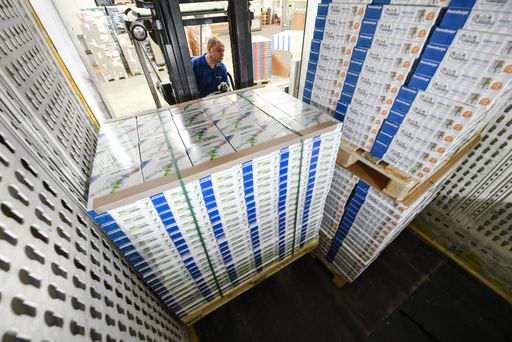  Ravensburger AG: Gabelstapler lädt Palette mit GraviTrax in
Anhänger / Weiterer Text über ots und www.presseportal.de/nr/62428 /
Die Verwendung dieses Bildes ist für redaktionelle Zwecke unter
Beachtung ggf. genannter Nutzungsbedingungen honorarfrei.
Veröffentlichung bitte mit Bildrechte-Hinweis.