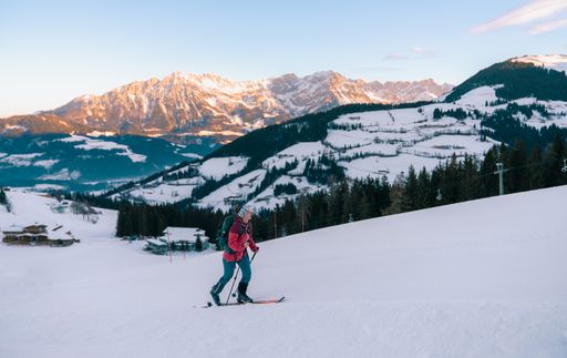  Skitourengeherin, Wilder Kaiser im Hintergrund