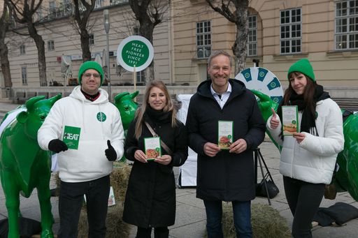  Das Österreich-Team von Linda McCartney’s ließ vier
Kühe zum Ende des „Veganuary“ in der Wiener Innenstadt „grasen“.