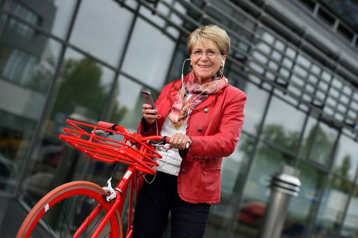 Neue Technologien, Smartphones, Tablets und Apps
sowie Roboter eröffnen viele Möglichkeiten: Active and Assisted
Living (AAL) Technologien können viele ältere Menschen gut im Alltag
unterstützen.