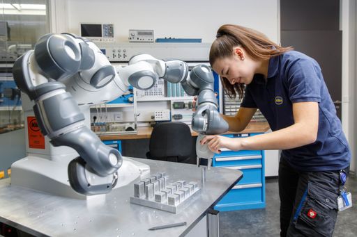 Vorschau Bild von Weiblicher Lehrling mit Roboter