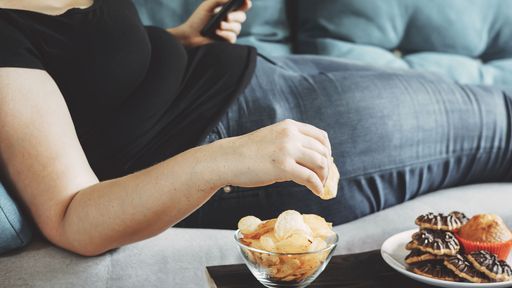 Schlechte Gewohnheiten wie Naschen auf dem Sofa
kennt jeder.
