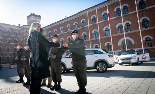 Verteidigungsministerin Tanner übergibt die Fahrzeugpapiere der
fünf neuen Wasserstoffautos an die Soldaten.