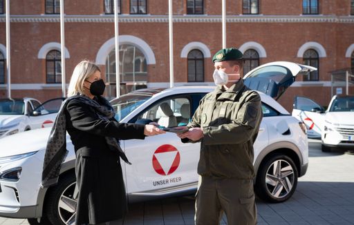 Vorschau Bild von Verteidigungsministerin Klaudia Tanner übergibt Fahrzeugpapiere
eines neuen Wasserstoffautos an einen Kraftfahrer der Truppe.