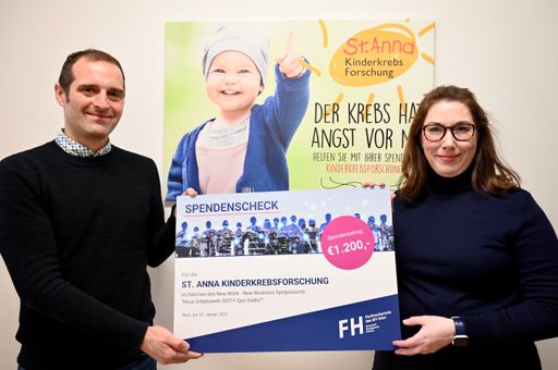  Barbara Waldhauser überreicht Ingomar Schmickl
feierlich den Spendenscheck.