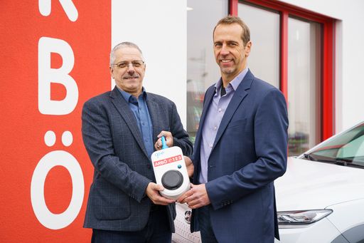 Übergabe der go-e-Charger-Ladestationen (ARBÖ
Prüfzentrum Wr. Neustadt). v.l: Erich Groiss, technischer
Koordinator beim ARBÖ, und Oliver Steiner, Head of Sales bei go-e.