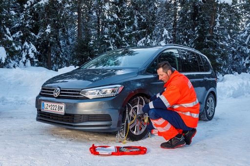 Der ARBÖ zeigt, wie Schneeketten fachgerecht
angelegt werden.