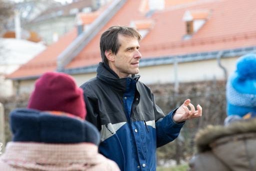 Beim Rundgang durch die City Farm gibt DI Wolfgang Palme, Leiter
der City Farm Augarten, Tipps zum Anbau von Wintergemüse.