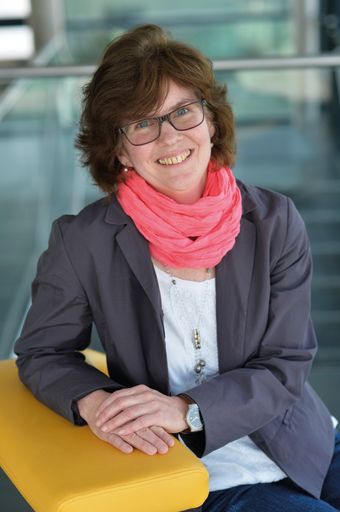 Das Masterstudium „Disability, Diversity &
Digitalisierung“, kurz DDD, beschäftigt sich mit der umfassenden
Digitalisierung der Gesellschaft und zeigt Chancen und
Herausforderungen der alltäglichen Verwendung von digitalen Medien
und Technologien auf. Chancen liegen im Einsatz digitaler
Assistenzsysteme und ihrem Beitrag zur gesellschaftlichen Inklusion,
Gefahren liegen im Entstehen neuer Zugangshürden. Der
berufsbegleitende Masterstudiengang „Disability, Diversity &
Digitalisierung*“ startet im Sommersemester 2022 an der FH Kärnten
auf dem Campus Klagenfurt.